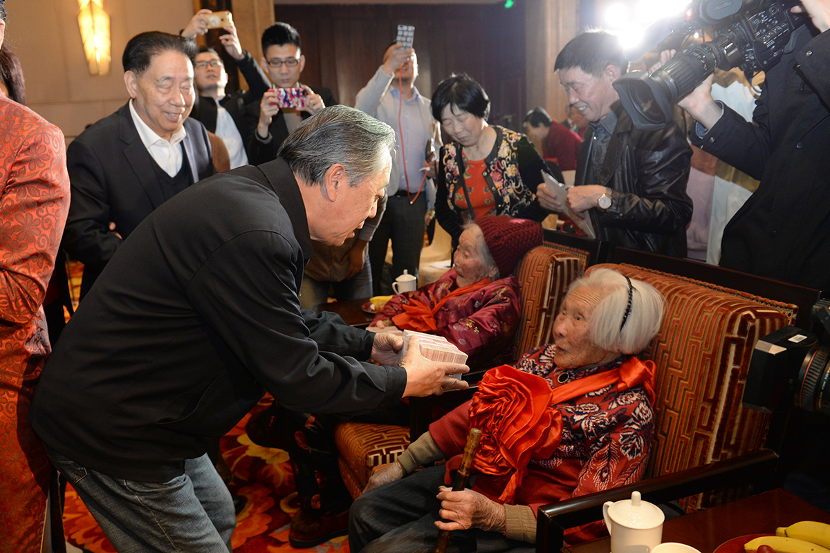 國務(wù)院原副秘書長劉濟(jì)民為百歲老人發(fā)放愛心補貼