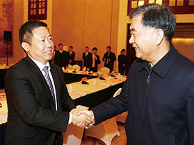十九屆中央政治局常委，第十三屆全國(guó)政協(xié)主席汪洋與周海江握手合影