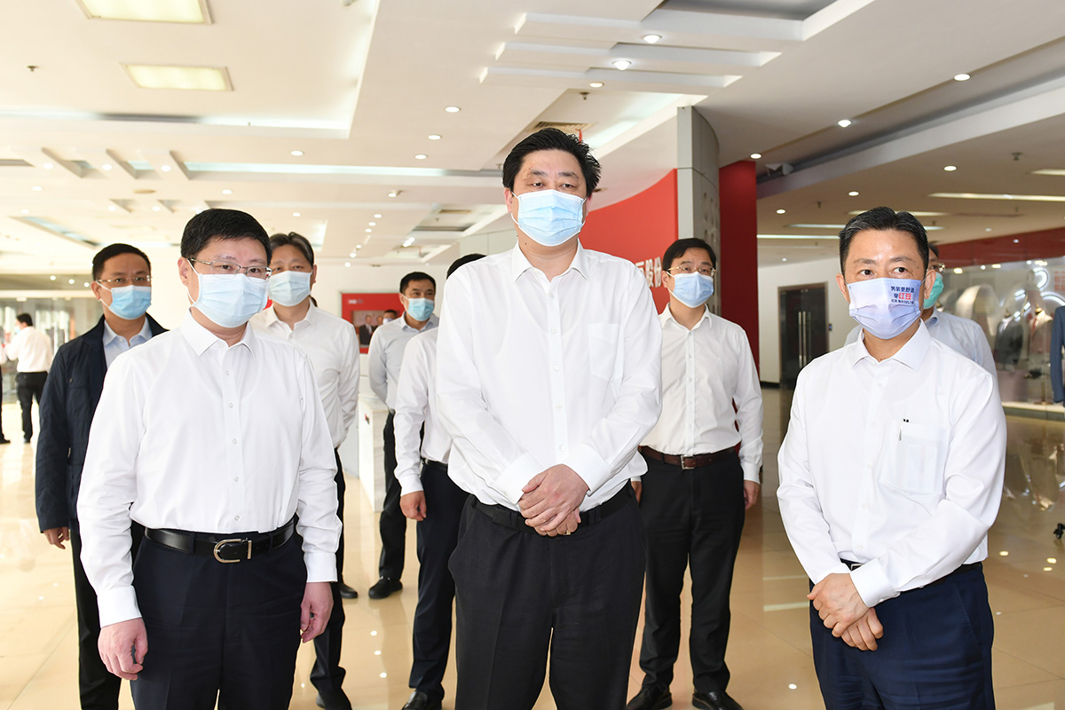 4月12日，無(wú)錫市市長(zhǎng)趙建軍帶隊(duì)深入紅豆集團(tuán)，專題調(diào)研疫情防控和復(fù)工復(fù)產(chǎn)工作。